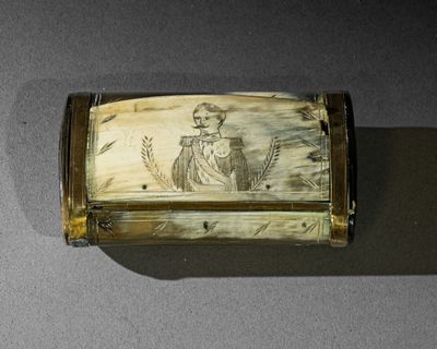 une boîte avec l'image d'un homme et d'une femme dessus