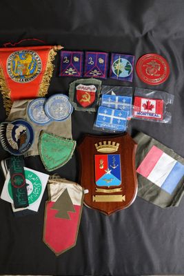 plusieurs types de badges différents sur un tissu noir