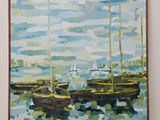 un tableau représentant des bateaux flottant sur l'eau de l'océan