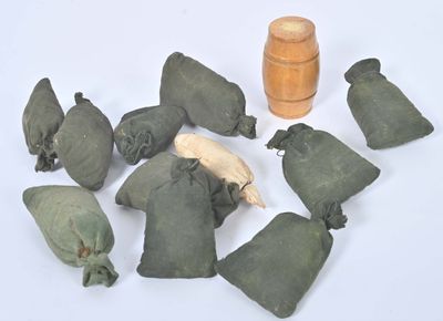 de nombreux sacs remplis d'objets posés sur une table