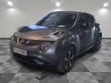 une Nissan Juke argentée garée sur un sol à damier