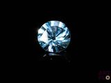 gros plan d'un diamant bleu sur une surface noire