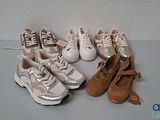 Plusieurs paires de chaussures sont alignées sur une table