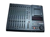 un gros plan d'une console de mixage sur fond blanc