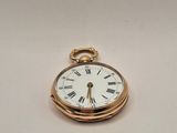 une montre de poche en or avec des chiffres romains