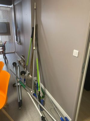 une pièce où se trouvent plusieurs paires de skis et une chaise