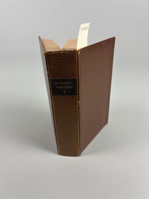 un livre ouvert posé sur une table, devant un fond blanc