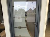 un gros plan sur une porte vitrée dans une maison dotée d'un parquet