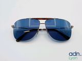 gros plan d'une paire de lunettes de soleil sur une surface blanche