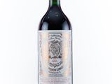la bouteille de vin rouge est posée sur une surface blanche