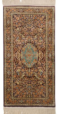 un tapis persan ancien orné d'un motif en médaillon et de franges