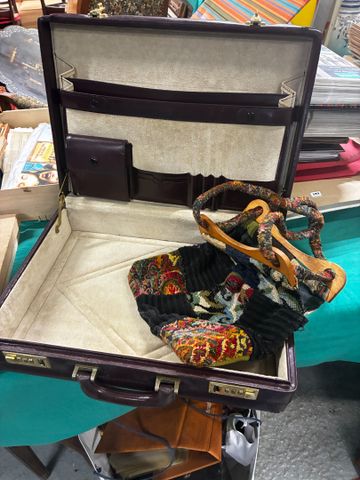 Attaché-case et sac brodé
