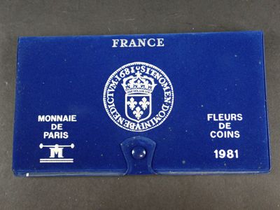 un gros plan d'une plaque bleue sur laquelle figure un blason