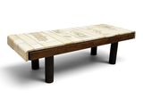 un banc en bois recouvert de carreaux, sur fond blanc