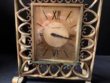 une petite horloge posée sur une table