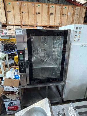 une image d'un four commercial dans un entrepôt