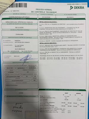 le document est posé sur une table, à côté d'un clavier