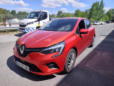une voiture rouge garée sur le bord de la route