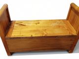 un banc en bois surmonté d'une assise en bois