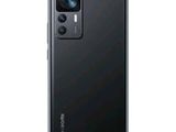 l'arrière d'un téléphone noir équipé d'un appareil photo