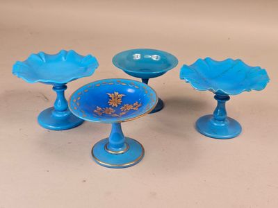 Deux coupes sur piédouche en opaline bleu XIXe
