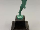 une image représentant une statue d'un homme tenant une raquette de tennis
