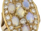 une bague sertie d'un oplite et d'un groupe de diamants