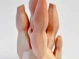 une sculpture en argile représentant une main tenant une plante