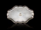 une assiette ancienne en argent plaqué, ornée d'un motif floral sur le bord