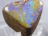 un morceau d'opalite exposé dans une vitrine