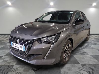 la voiture grise est garée sur un sol en damier dans le garage
