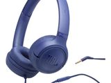 Le casque JBL est bleu et est équipé d'un microphone intégré.