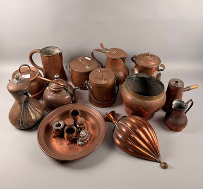 Lot de cuivres pour dinette : verseuses, pichet, bouilloire,…