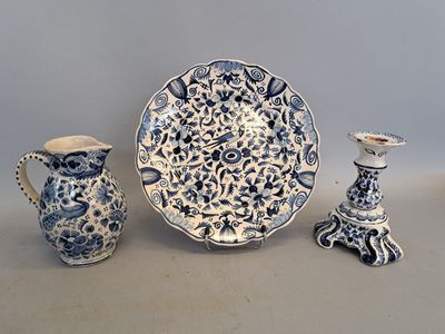 trois pièces de poterie bleue et blanche posées sur une table