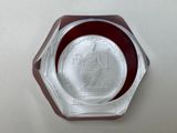 une plaque de verre sur laquelle est représentée une femme