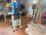 une machine placée au milieu d'une pièce