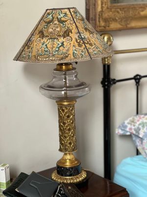 une lampe posée sur une table à côté d'un lit
