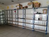 une pièce avec de nombreuses étagères et des cartons posés sur ces étagères