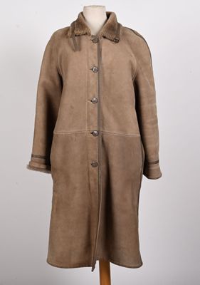 une image d'un manteau marron sur un mannequin