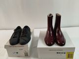 deux paires de chaussures sont posées sur des cartons, sur une surface blanche