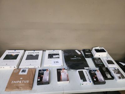 une table sur laquelle sont posés de nombreux appareils électroniques