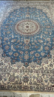 Tapis Iran Nain laine et soie couleur blanc et bleu 350 X250
