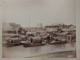 une photo en noir et blanc d'un port rempli de bateaux