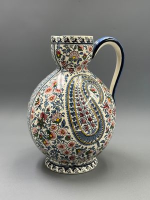 un gros plan d'un vase posé sur une table, sur fond gris