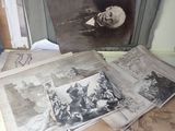 de nombreuses vieilles photos posées sur une table, avec la photo d'un homme