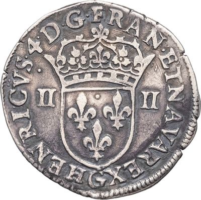 Gros plan sur une pièce de monnaie ornée d'une couronne