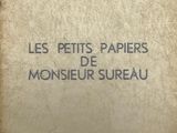 un vieux livre posé sur une table en bois à côté d'une fenêtre
