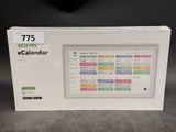 une image représentant une boîte blanche contenant un calendrier