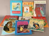 plusieurs livres pour enfants sont alignés sur une table