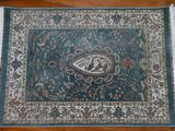 une photo d'un tapis posé sur un parquet, avec un chat dessus